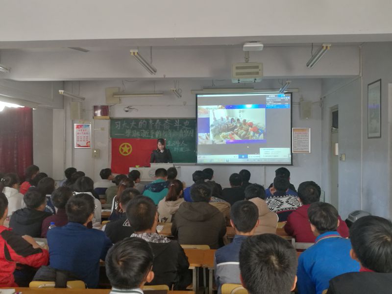 郑老师为大家播放机电学子社会实践照片